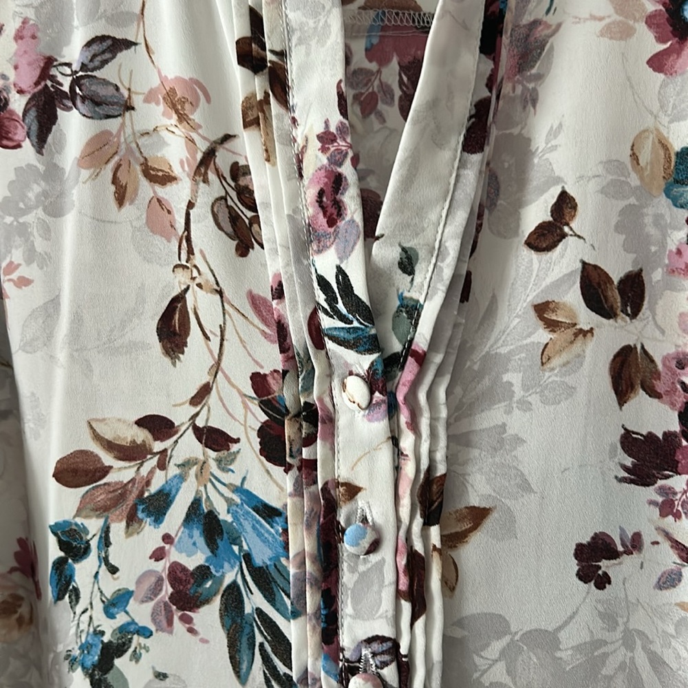 White Floral Georgette Pintuck Button Blouse Torrid 0 L 12 - Picture 9 of 10
